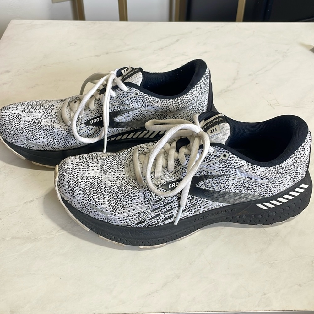 Brooks Adrenaline 21 women’s running shoes size 8